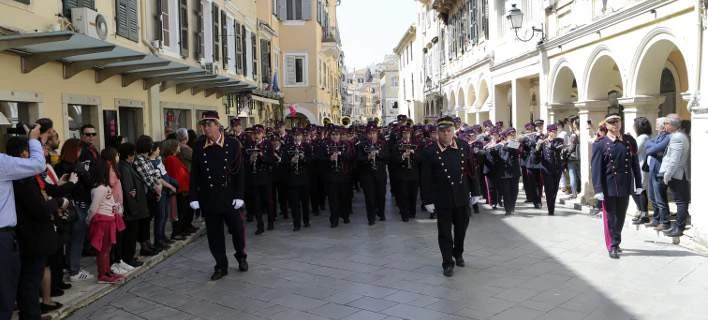 «Βουλιάζει» η Κέρκυρα από πιστούς για τη λιτανεία του ιερού σκηνώματος του Αγίου Σπυρίδωνα -Mε κουρελούδες στη Σπιανάδα